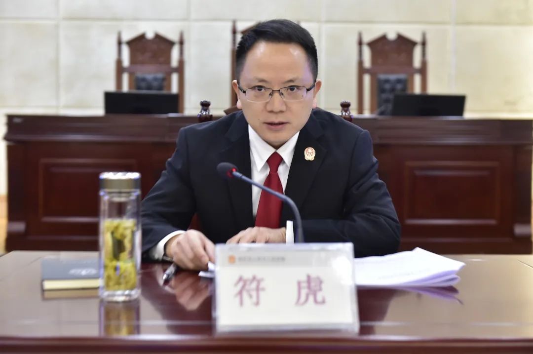 党组副书记,副院长邓国清主持会议,全院领导及干警参加会议.