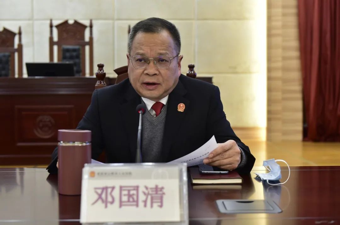 党组副书记,副院长邓国清主持会议,全院领导及干警参加会议.