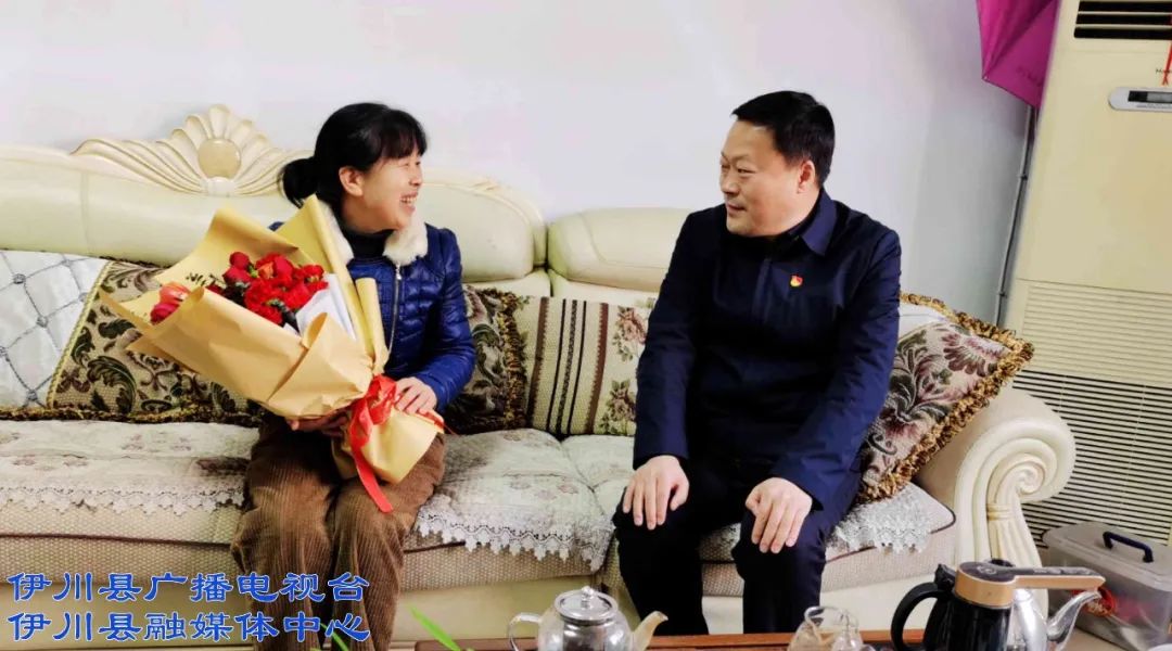 2月7日上午,县委常委,常务副县长郝爽走访慰问部分专业技术人才及退休