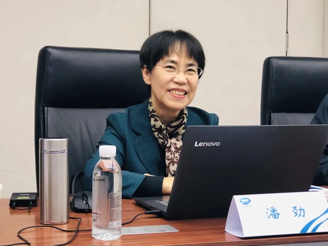 潘劲作主题为《〈中国农村经济〉〈中国农村观察〉办刊思路与举措》的