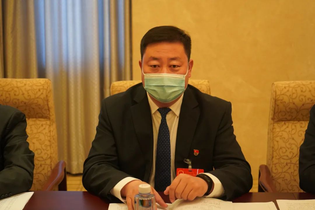 县委副书记南男,县委常委,常务副县长张林林一同参加了讨论.