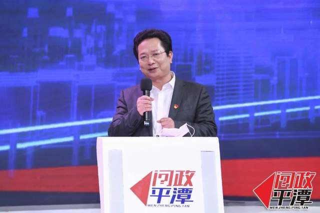 实验区交通与建设局党组书记,局长潘新雅面对主持人的