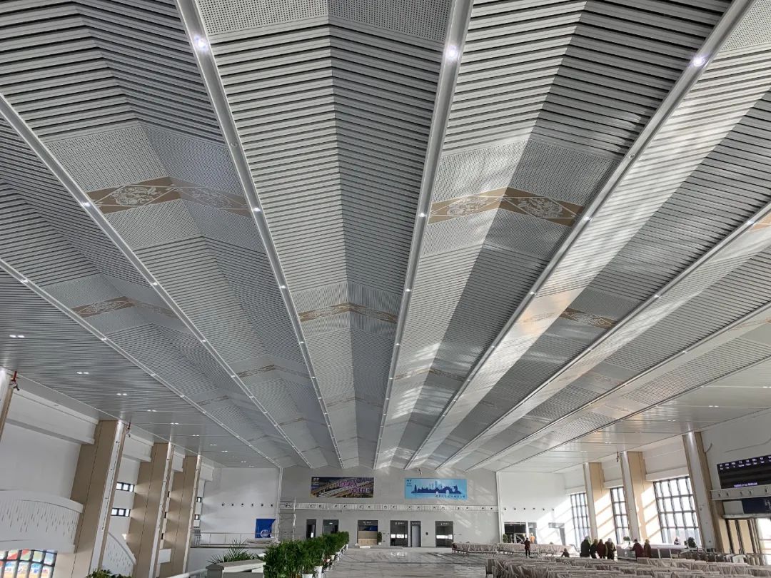 线,站房建筑面积11000平方米,建筑高度28米,地上三层,其中落客平台下