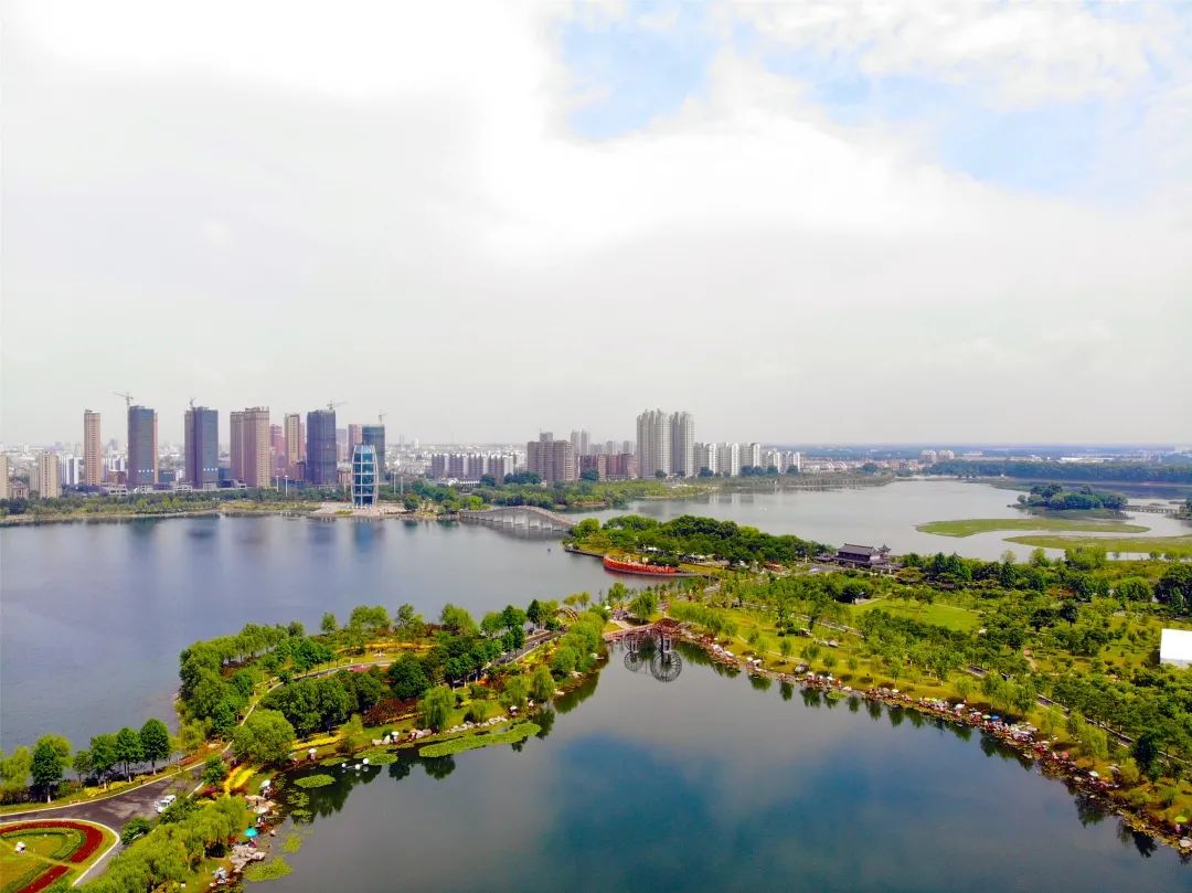 上的一顆明珠先後獲評國家aaaa級風景區國家級溼地公園兩湖南北而居