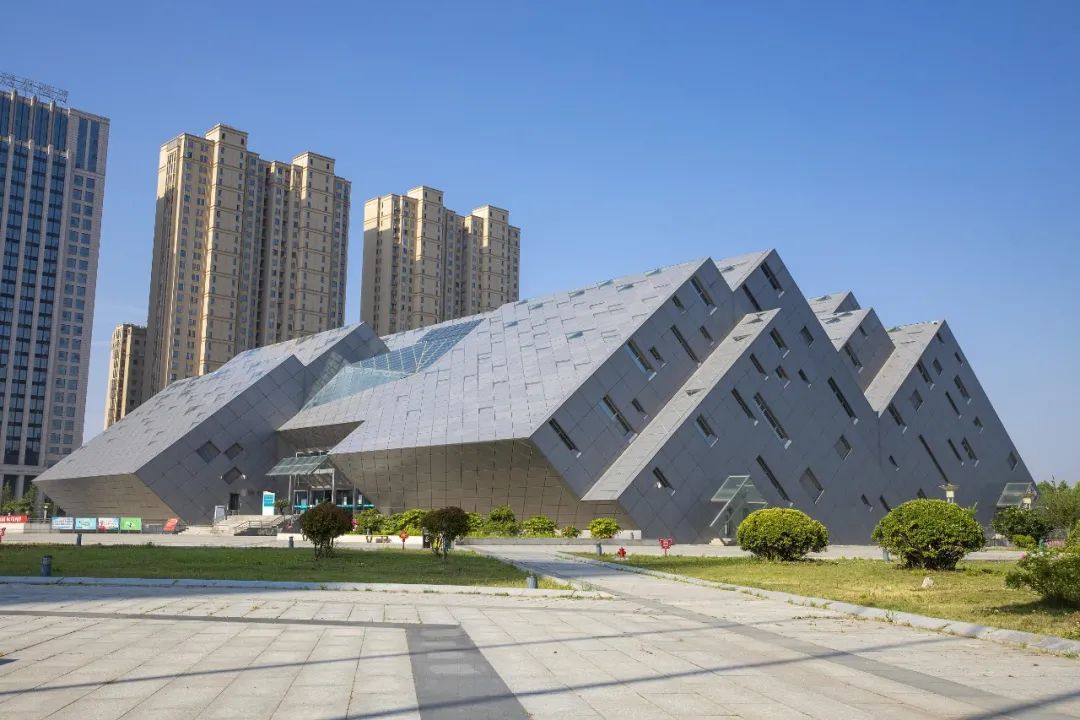 东海县位于江苏东北部是闻名中外的世界水晶之都中国水晶东海博物馆是