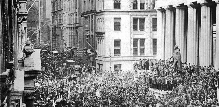 1907年聚集在街头的散户投资者们,图源《每日邮报》