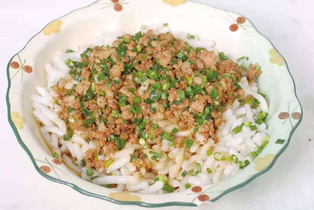 老鼠粄梅州的饺子与别处不同,形体较小,故称细饺,可腌可煮可炸,腌过的