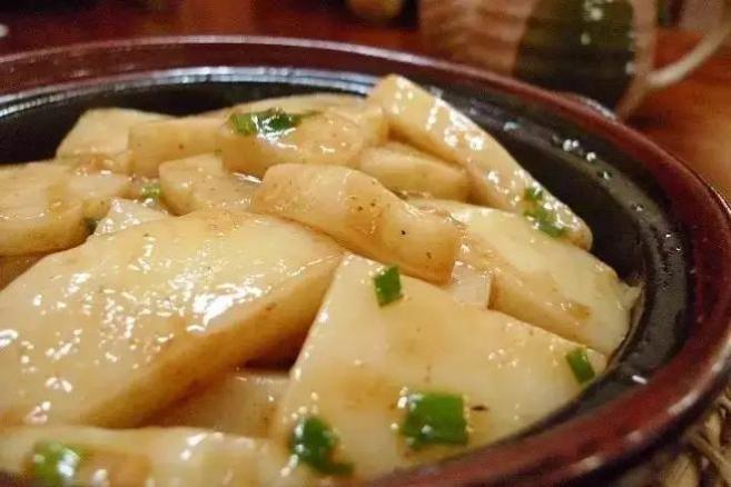 味酵粄可不要被它的名字骗了,这是一份没有"仙人"的仙人粄,仙人粄是用