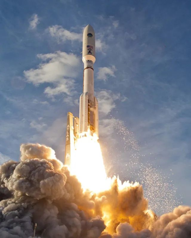 火箭在太空的样子图片图片