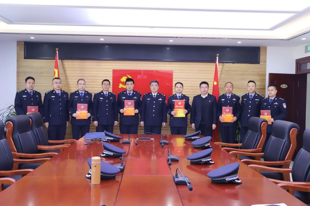 市公安局党委委员,副局长肖勇到甘谷县公安局进行检查慰问.