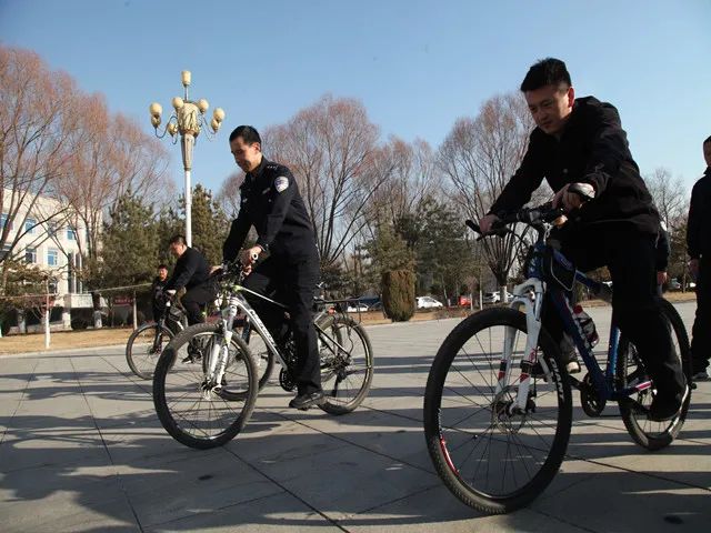 运水接力跑奋勇争先猜谜语领奖品争先恐后双人跳绳企鹅漫步自行车慢骑