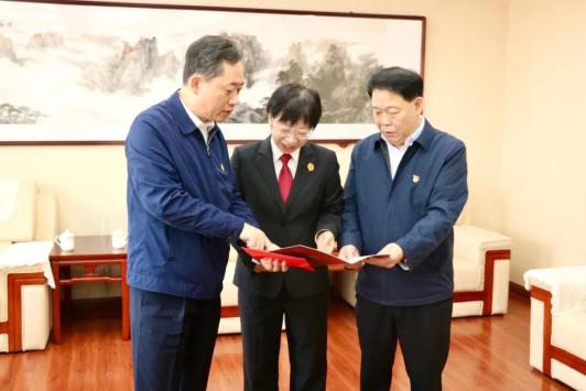 楷模"黄志丽,市委常委,政法委书记吴文团,市委政法委二级巡视员刘南辉