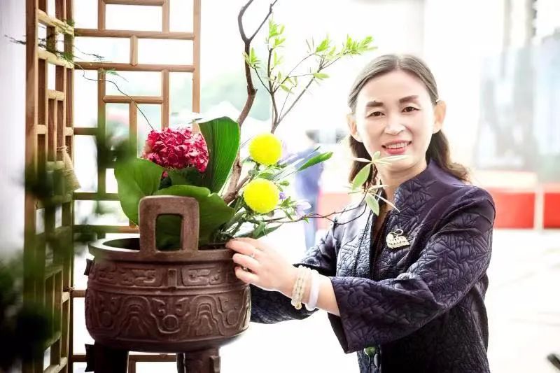 巾帼心向党美好度时光 姐姐教你学插花 玩出 花 样迎新年