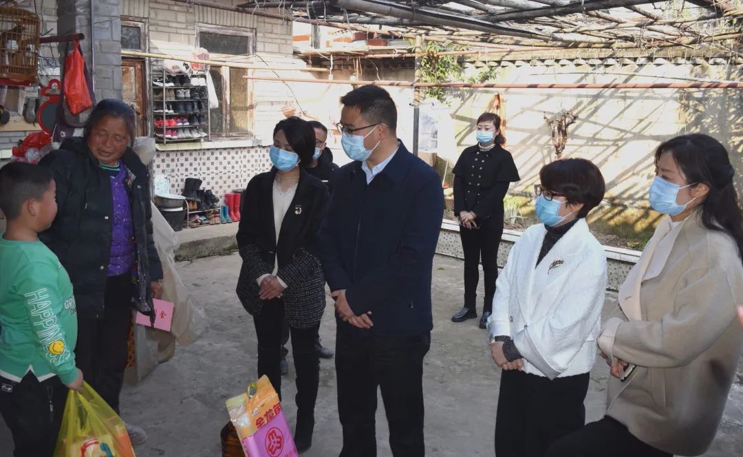 市委常委组织部长余家洪市政府副市长郑厚君走访慰问困难留守儿童