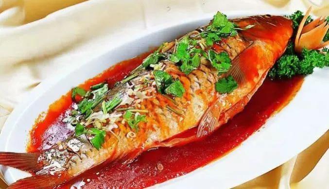 没错儿,这鱼是北京人过年餐桌上必不可少的一道菜