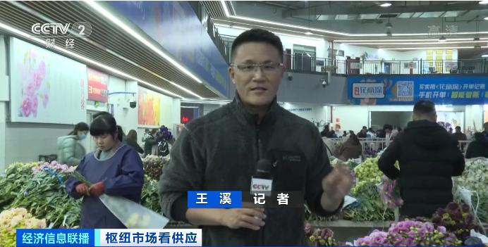 记者 王溪:大家可能有所不知,白天斗南花市的电子拍卖交易只占斗南花