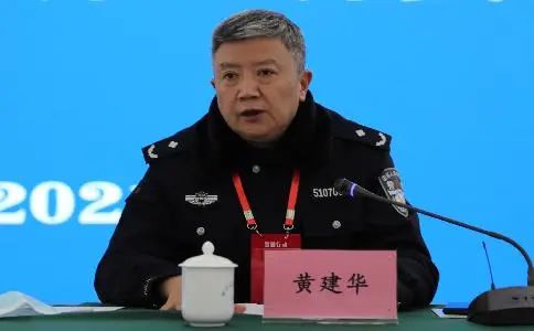 在监狱党委书记,监狱长王博同志的陪同下,黄建华副局长走进一号门和