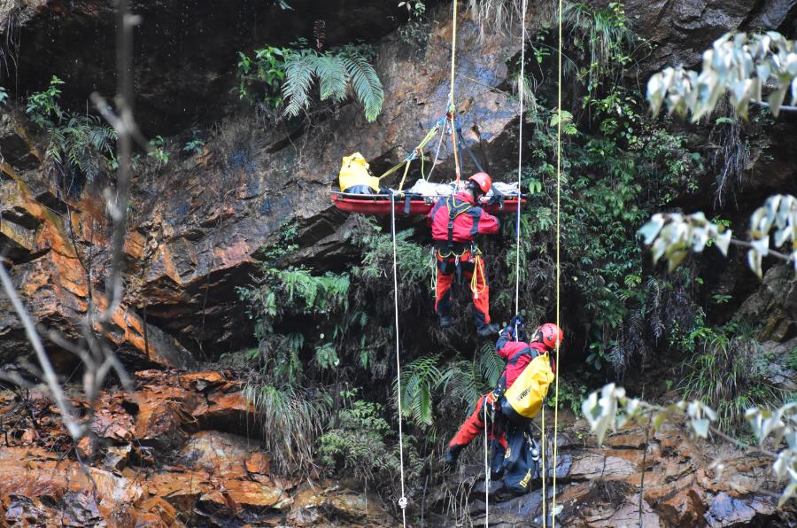 据介绍,本次实战拉动演练结合我市高山,峡谷,丛林,山丘众多的地理地形