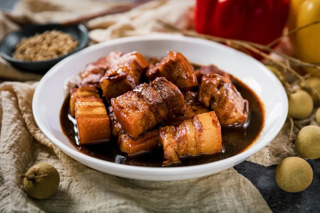 香甜,肥而不腻,美味可口,红烧肉的名声就是这么响亮.