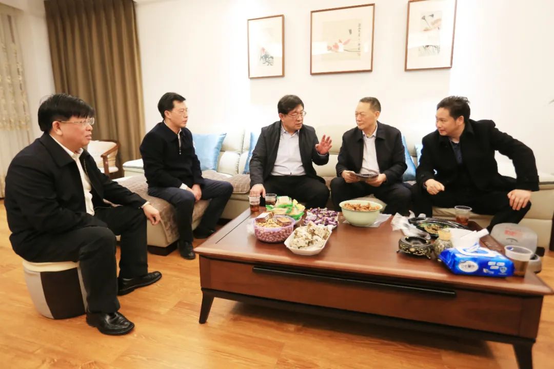 看望慰问老领导禄绍康市有关部门负责同志参加看望慰问.