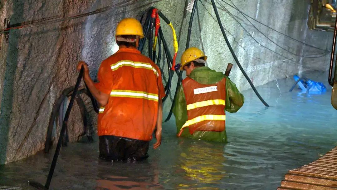 大临铁路星光闪耀全斐与红豆山隧道斗智斗勇