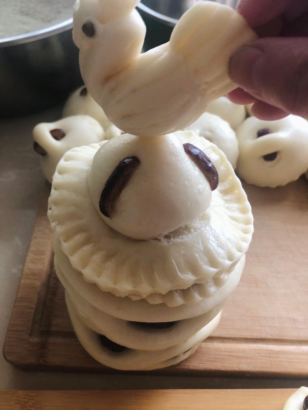她做了一些家乡的面食,馒头里面加个红枣,还有公鸡和蛇兔形状的馒头