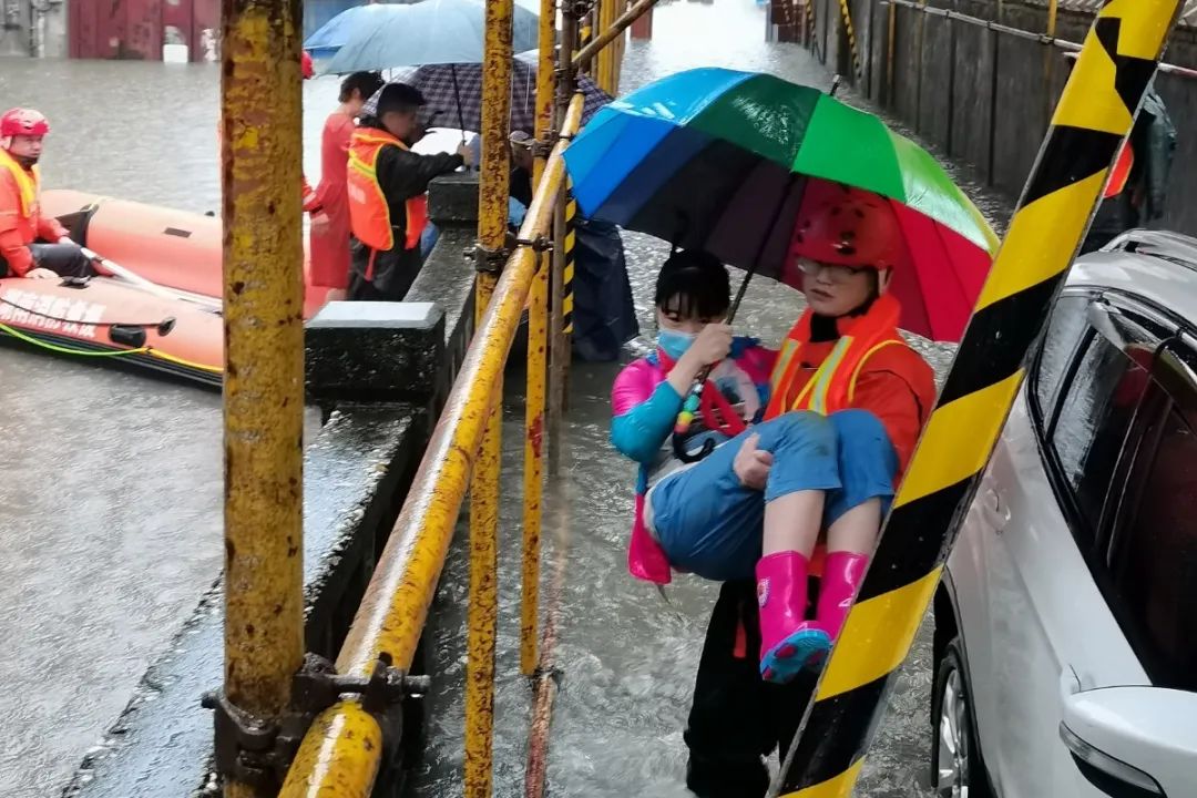 新春走基层丨万家团圆时,却是"最美公主抱"消防员"留守"的第8个春节