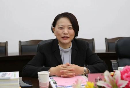 中国邮政广西分公司副总经理罗燕在座谈会上发言自治区科协科普部