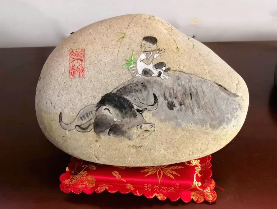 这件作品以普通石头为材料,借用石面的天然纹路,线条,再用中国水墨画