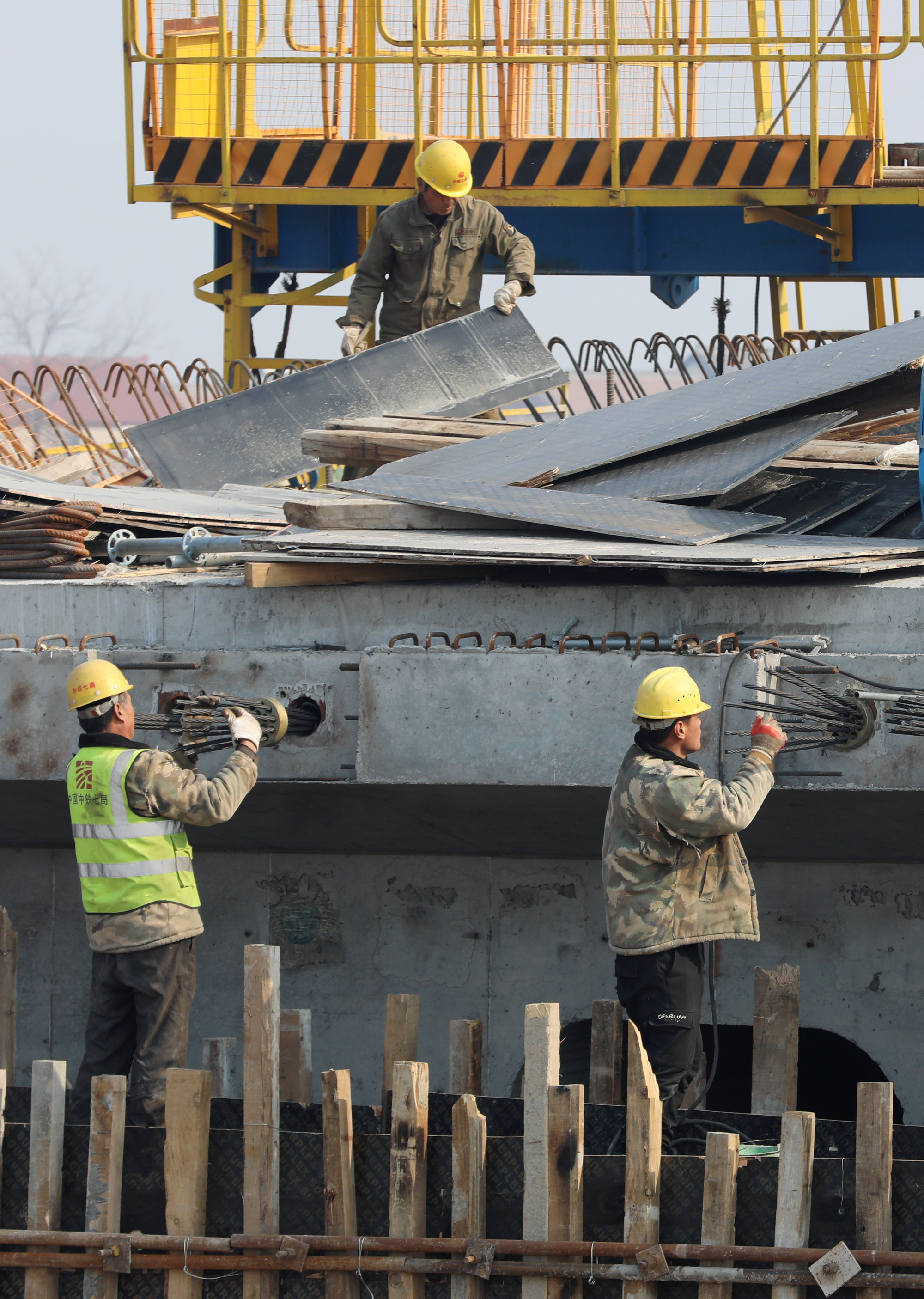 河南溫縣堅守工地就地過年