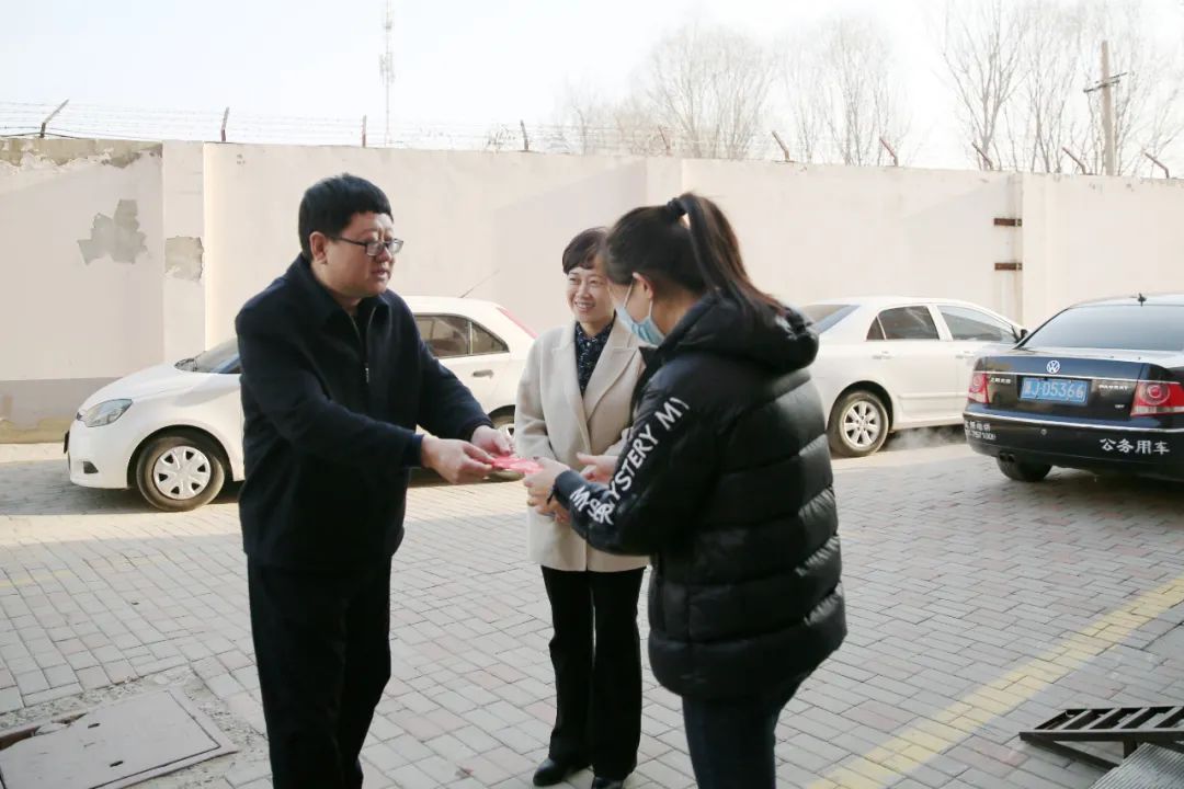 县委书记赵亮,县长徐志连走访慰问支援石家庄医务人员家属