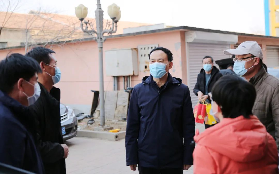县委书记赵亮县长徐志连走访慰问支援石家庄医务人员家属
