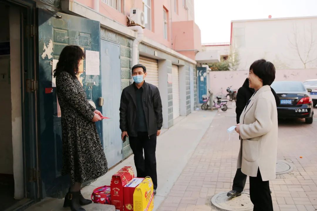 县委书记赵亮,县长徐志连走访慰问支援石家庄医务人员家属