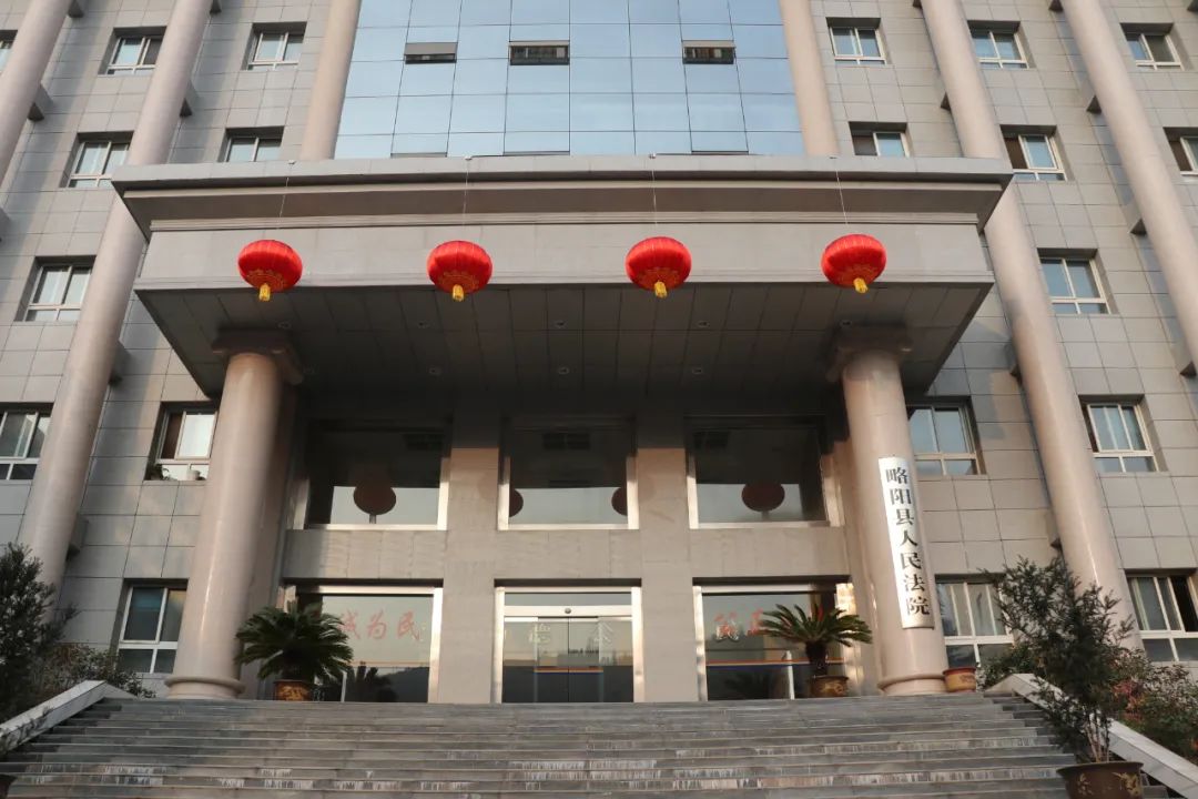 崇法尚德护三川五山清明气象上联:法院大门牛年春节来临之际,某一时心