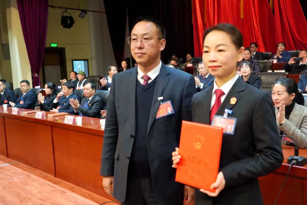 县人大常委会主任周武军为新当选的铁虹同志颁发当选证书