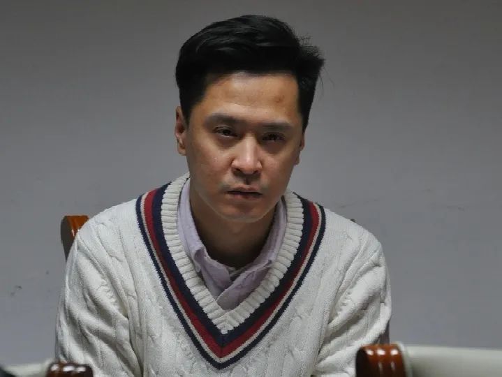 财务科一级科员邓建俊认为:通过学习党章以及参观浦东开发开放30周年