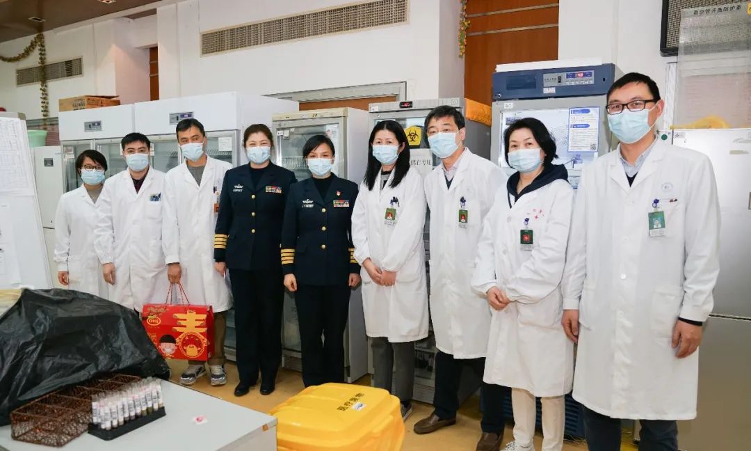 医院领导慰问执行任务队员家属和一线医务人员