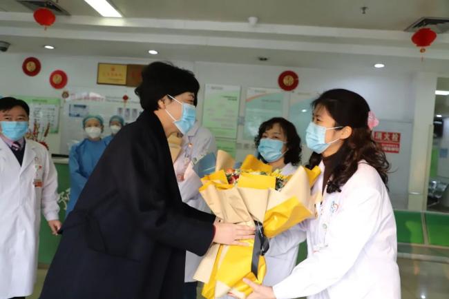 省卫健委党组书记敬静看望慰问坚守一线的工作人员_澎湃号·媒体_澎湃新闻-The Paper