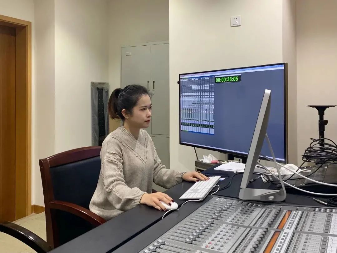 现场导播精益求精主持人面带微笑反复排练摄影摄像老师频频按下快门