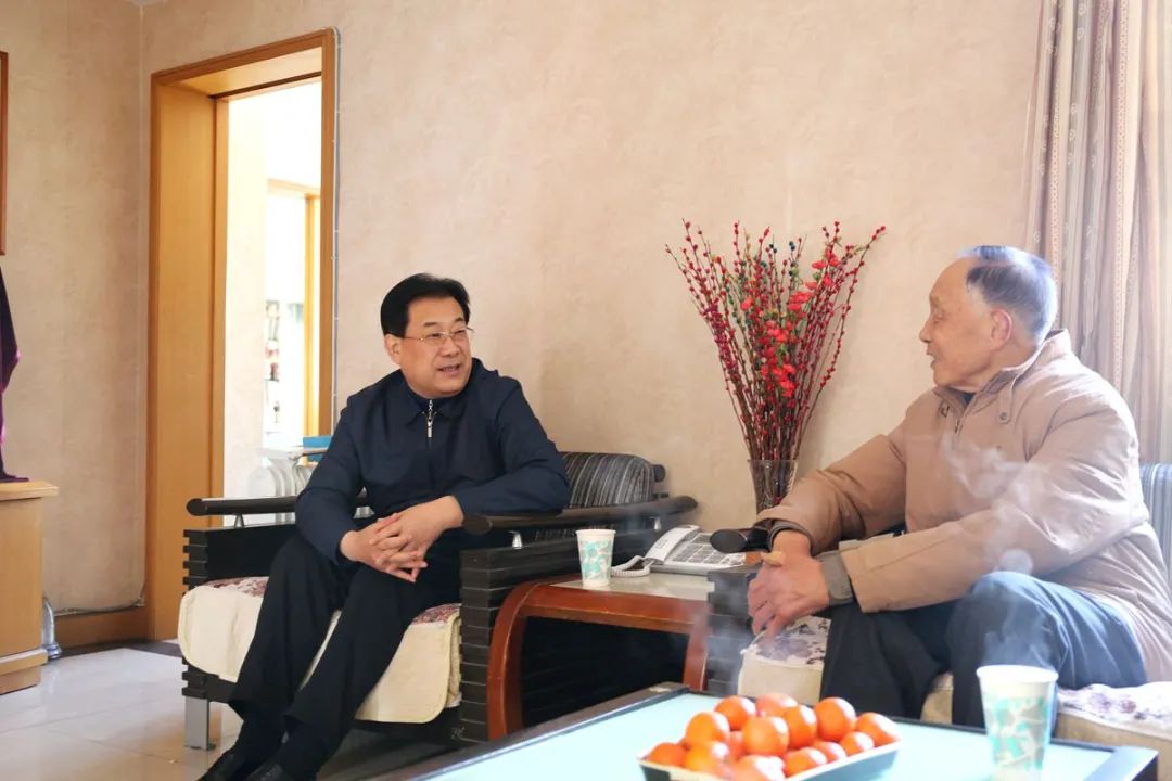 2月8日,市人大常委会主任钱沙泉,秘书长张敏一行先后看望慰问了市老