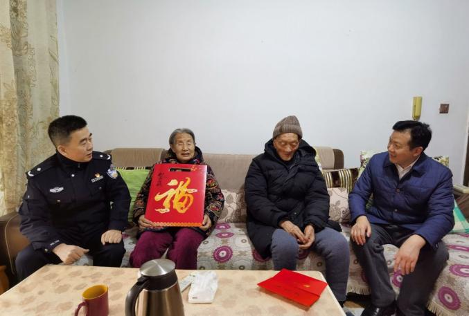 2月4日,局党委委员,机关党委书记苟宗富到川西监狱,看望慰问监狱离