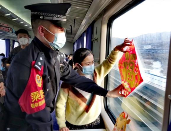 春节我在岗乘警送福字温暖回家路