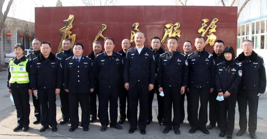 临汾市公安局党委委员交警支队支队长高岭同志慰问一线交警与辅警