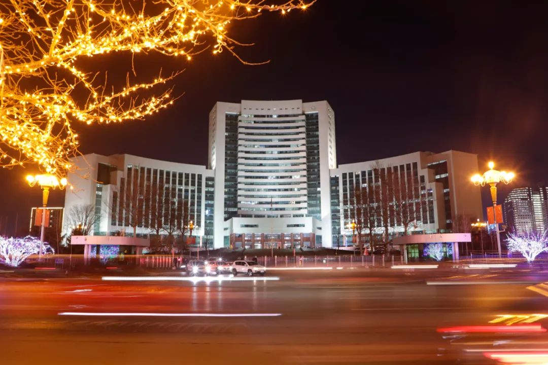 成为小伙伴们春节游玩的好去处.流光溢彩的潍坊市人民广场.