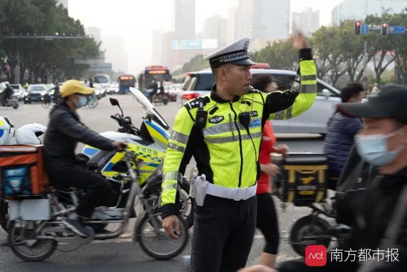 节日我在岗丨羊城铁骑顾剑雄驻守广州最繁忙商圈只为大家安心留穗过年