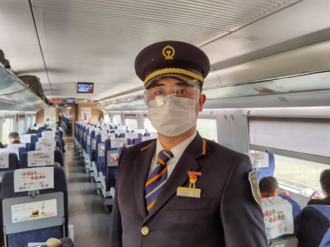 大年三十,佩戴"传家宝"出乘的列车长