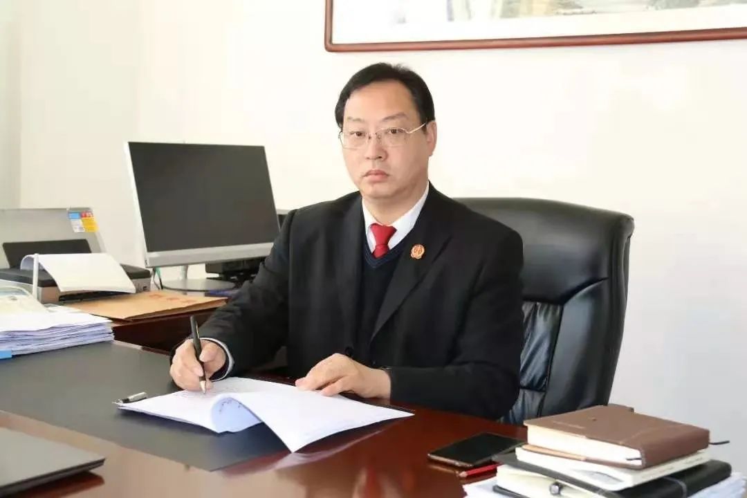 南召县人民法院党组书记院长吴运广同志携全院干警向全县人民拜年