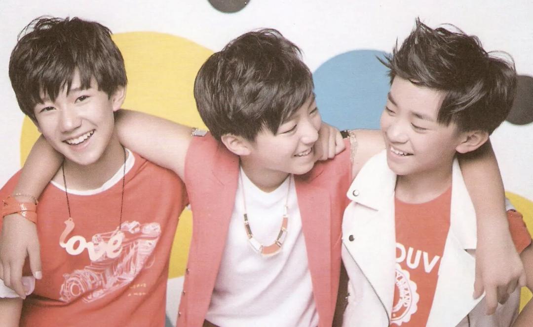 千玺退出飞炫少年后,在2013年与王俊凯王源搭档,以tfboys组合,正式