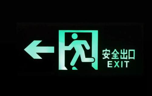 方向寻找安全出口02找到疏散指示标志01商场遭遇火灾三步走尤为重要!