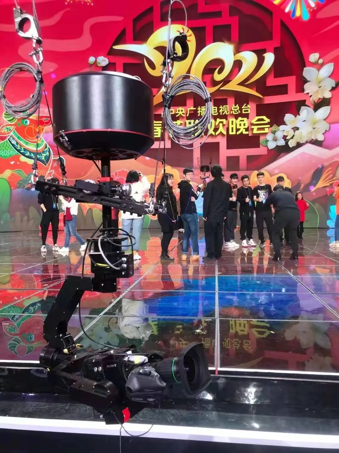在当晚的直播中,由13所影视特拍项目团队研制的两台"天鹰座"索道摄像